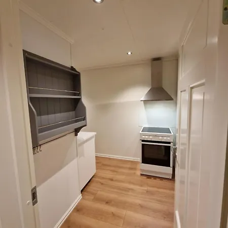 Private With Shared Kitchen, Bathroom And Tv