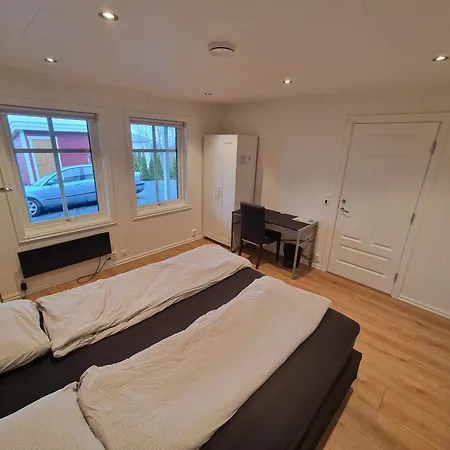 Private With Shared Kitchen, Bathroom And Tv Gjovik