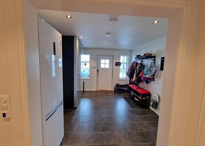 Private With Shared Kitchen, Bathroom And Tv *