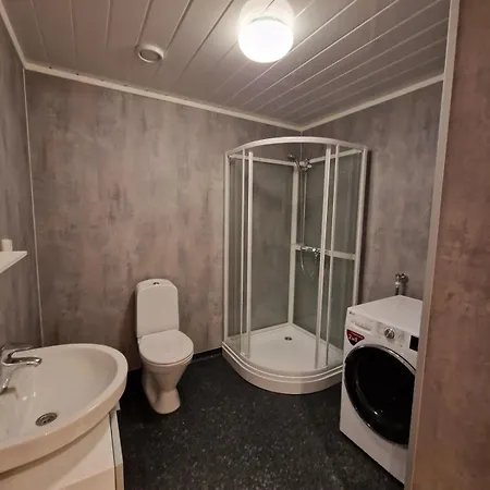 Daire Private With Shared Kitchen, Bathroom And Tv *