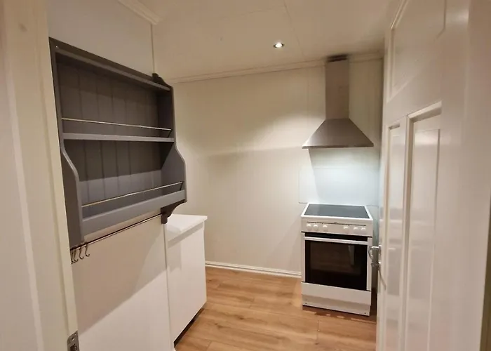 Private With Shared Kitchen, Bathroom And Tv